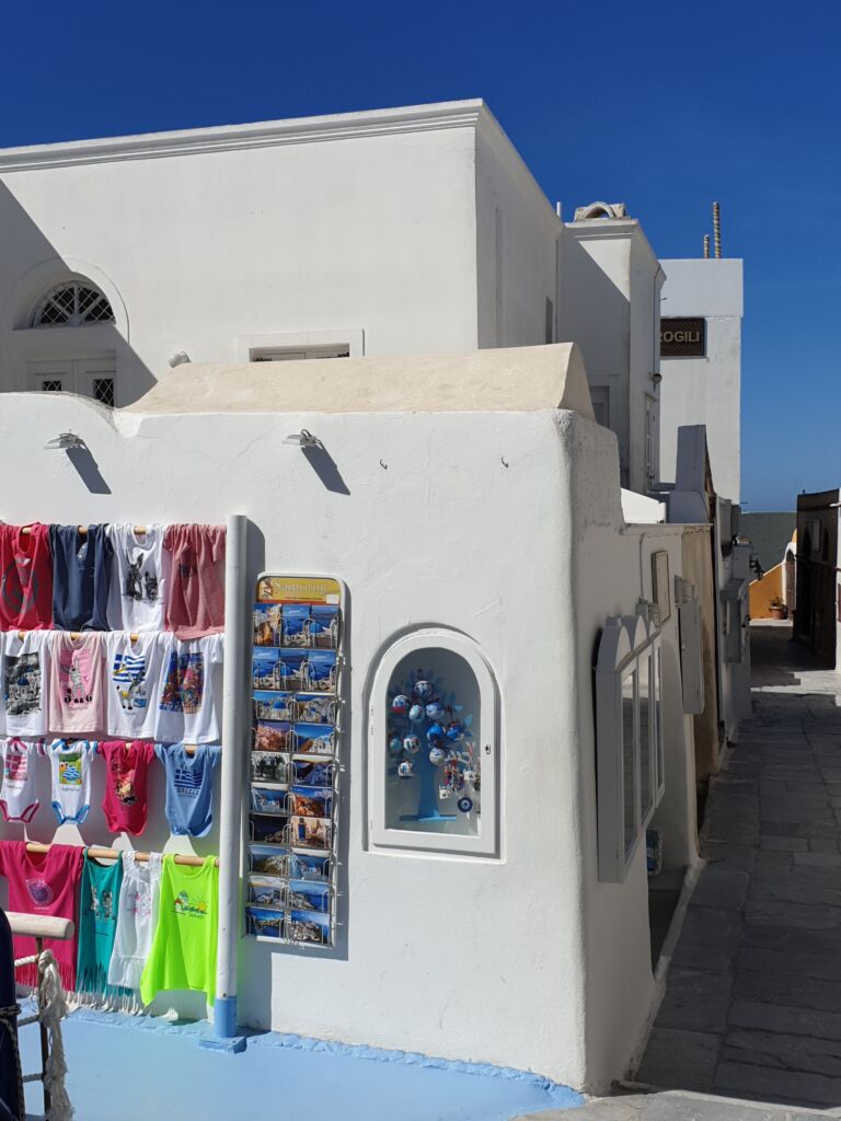 A white-washed souvenir shop in Oia village