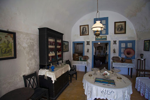 Santorini folklore museum